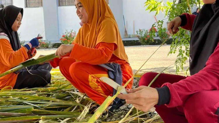 Asah Kemandirian, Warga Binaan Lapas Perempuan Mamuju Sulap Daun Kelapa Jadi Sapu