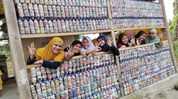 Sekolah Alam di Mamuju Tengah Terapkan Bayar SPP Pakai Sampah