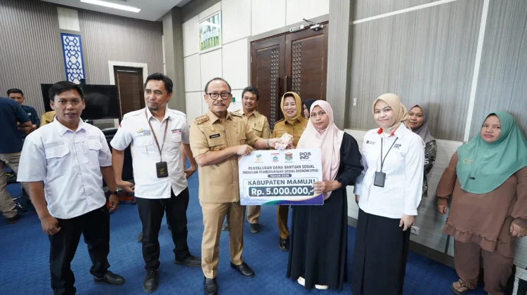 Gubernur  Sulbar Salurkan Bantuan Modal Rp5 Juta untuk Keluarga PKH Desil 1 dan 2