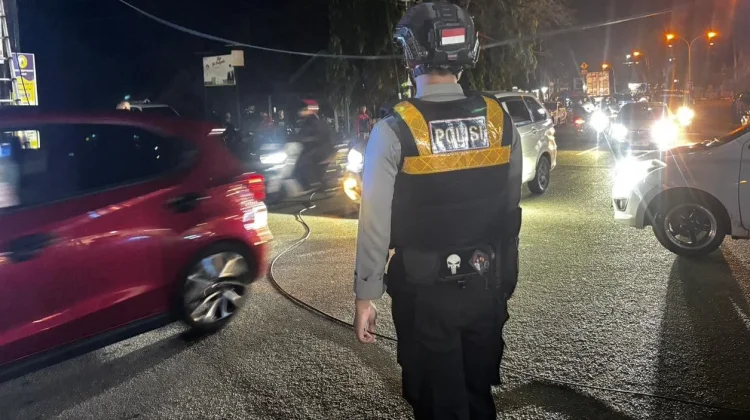 Tim Patmor Polresta Mamuju Tangani Kemacetan Akibat Kabel Putus