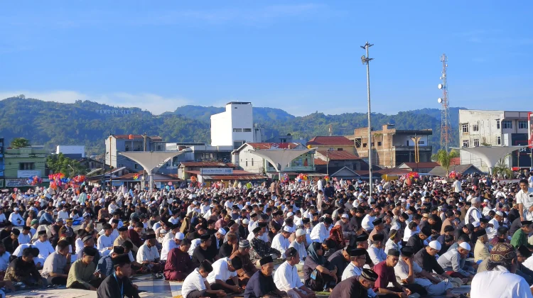 Ribuan Umat Muslim Padati Anjungan Pantai Manakarra Laksanakan Sholat Idul Adha