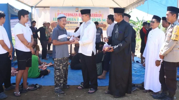 Polresta Mamuju Salurkan Daging Kurban untuk Warga