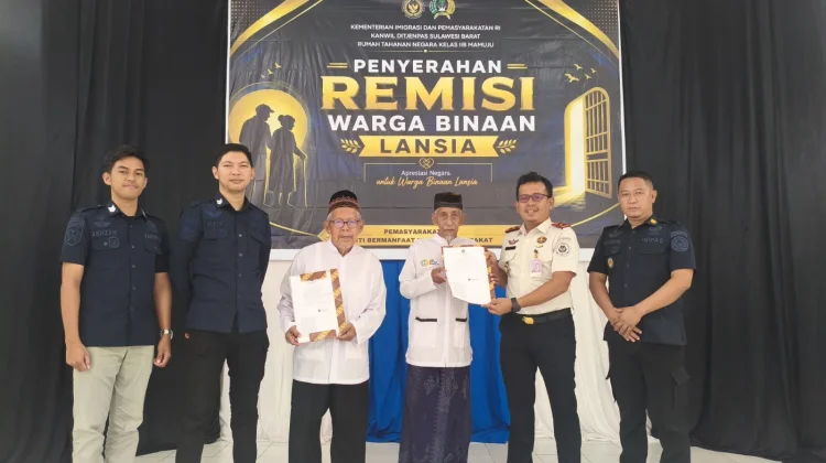 Rutan Mamuju Serahkan Remisi Lansia kepada Dua Warga Binaan