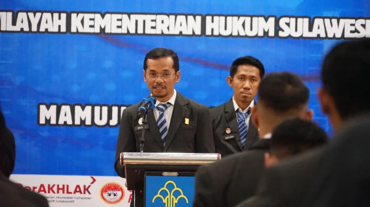Lantik Sejumlah PNS, Kakanwil Kemenkum Sulbar Tekankan Pelayanan Masyarakat