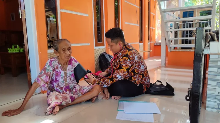 BKKBN Lakukan Kunjungan Kesehatan d Lansia di Desa Bunde