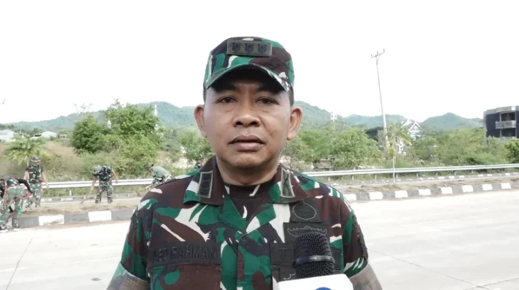 Dukung Instruksi Presiden, Korem 142/Tatag  Bersihkan Jln Arteri