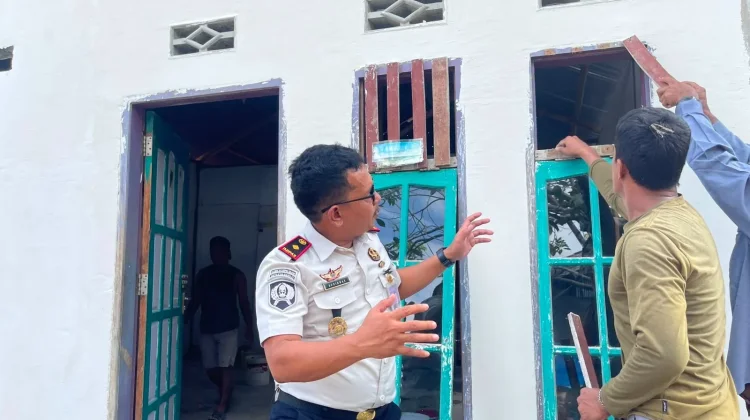 Warga Binaan  Pasukan Merah Putih Rutan Mamuju Bedah Rumah Warga di Tampa Padang