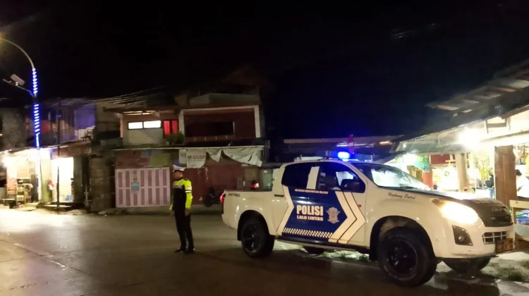 Satlantas Polresta Mamasa Gelar Patroli Blue Light di Jalur Rawan Longsor