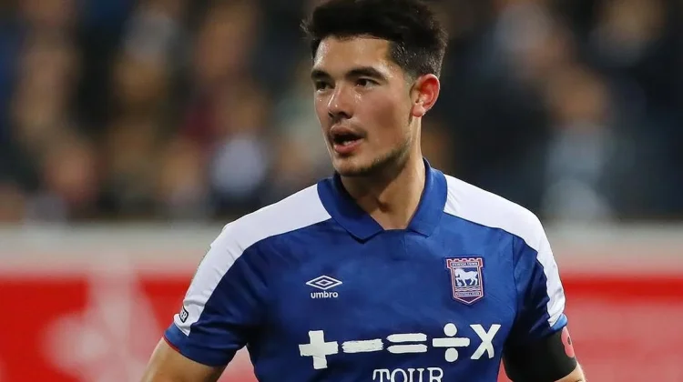 Elkan Baggott Dipertahankan Ipswich Town untuk Premiere League 2026/27