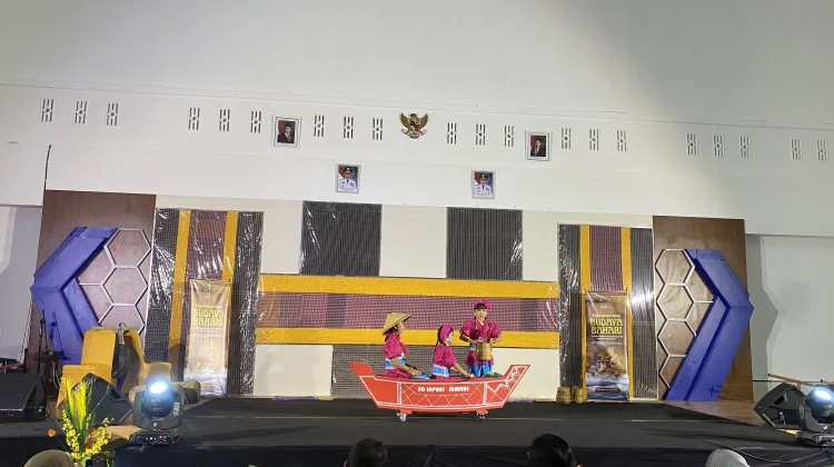Tari Posasi Kisahkan Perjuangan Nelayan Desa Sumare