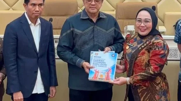 Bupati Mamuju Serahkan Kajian Akademik DOB Kota  Kepada Komisi II DPR RI