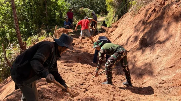 TNI dan Warga Bersihkan Material Longsor di Desa Malengkena Kabupaten Mamasa