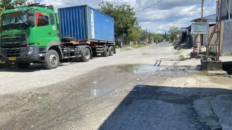 Belum Setahun Dibeton, Jalan Pengayoman Mamuju Kembali Bolong