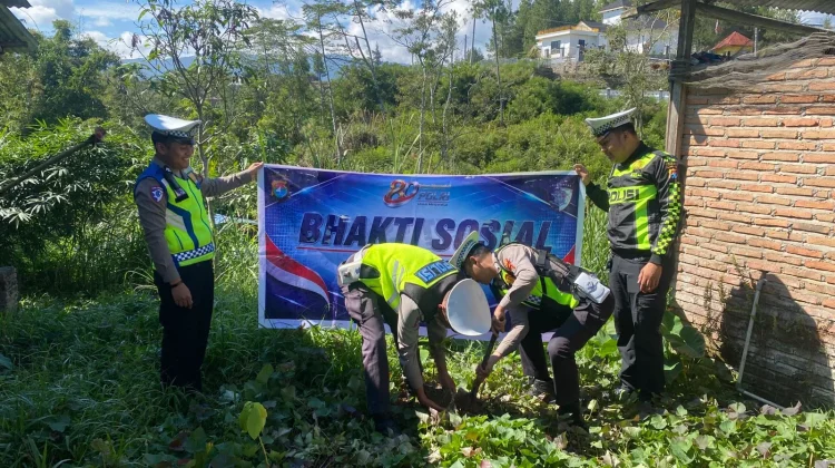 Peringati Hari Bhayangkara, Satlantas Polres Mamasa Tanam Pohon