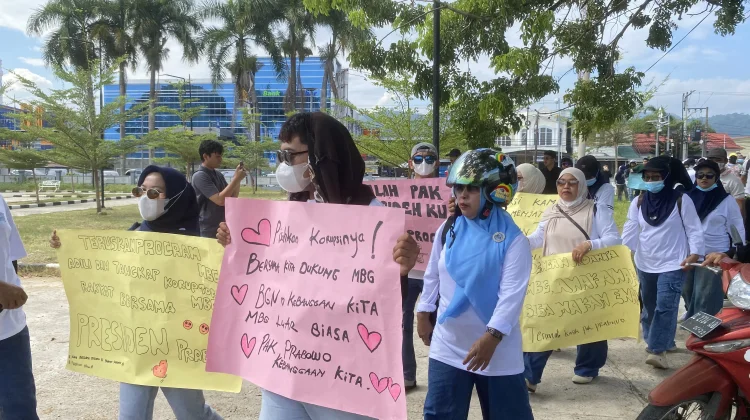 Dukung Program Makan Bergizi Gratis, Ratusan Massa Gelar Aksi di DPRD Sulbar