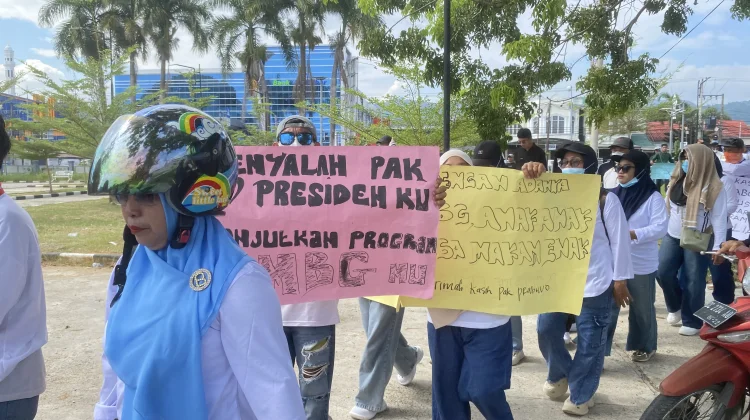 Dukung Program Makan Bergizi Gratis, Ratusan Massa Gelar Aksi di DPRD Sulbar