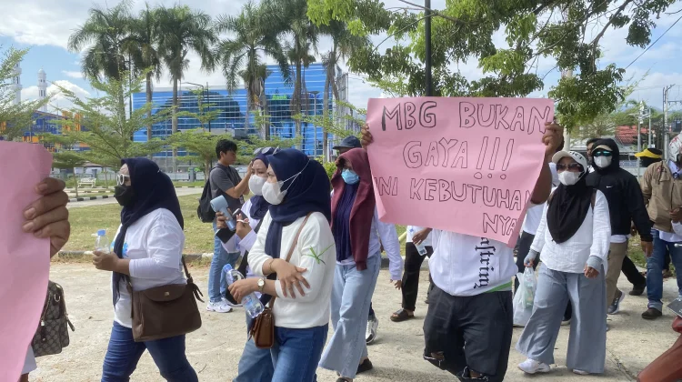 Dukung Program Makan Bergizi Gratis, Ratusan Massa Gelar Aksi di DPRD Sulbar