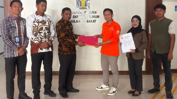 Kemenkum Sulbar Serahkan SKT Partai, Tegaskan Layanan AHU Profesional