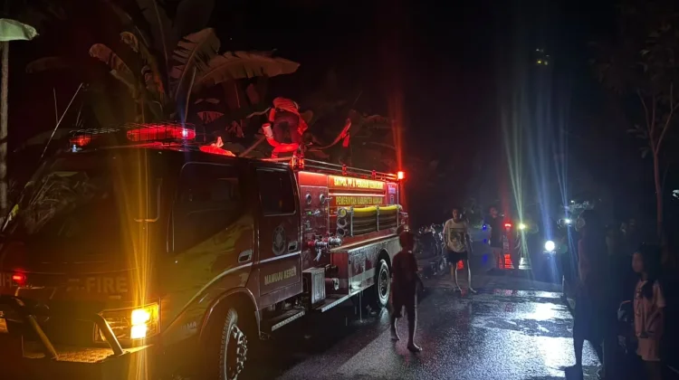 Damkar Mamuju Siaga Cegah Api Masuk ke Permukiman di Desa Sumare