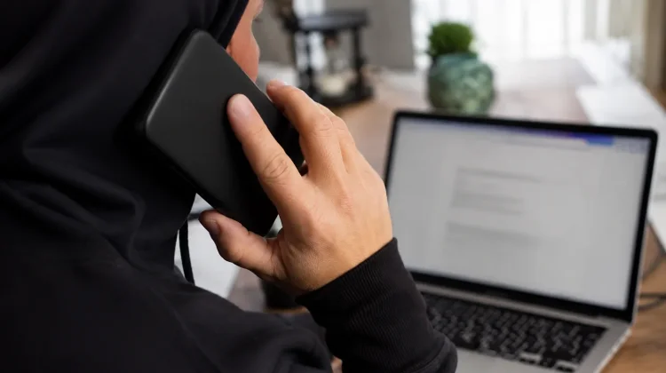 Dari Mana Pelaku Penipuan Mendapatkan Nomor Telepon Kita?