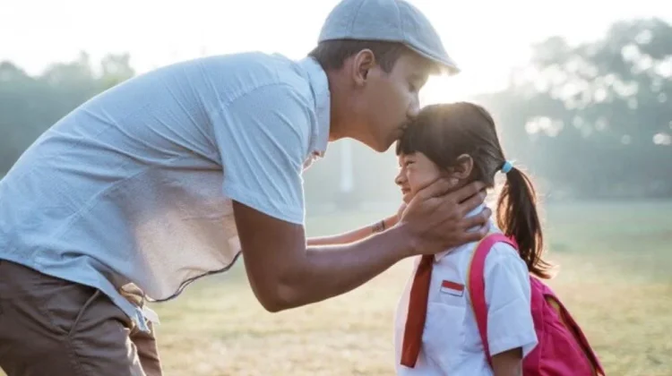Hari Pertama Sekolah, Para Orang Tua Antar Anak ke Sekolah