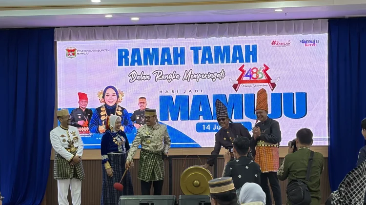 Luncurkan Buku Bahasa Daerah, Pemkab Mamuju Wajibkan Sehari Berbahasa Mamuju