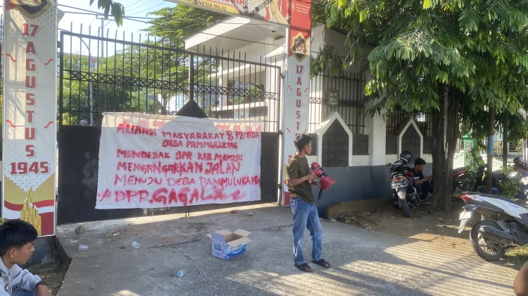 HUT Mamuju ke 486, Warga Pammulukang Demo Tuntut Perbaikan Jalan