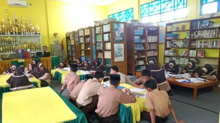 Sulbar Mandarras Mulai Bergulir, Koleksi Buku Perpustakaan Sekolah Belum Merata