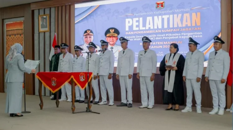 Bupati Mamuju Lantik Delapan Kades, Minta Dana Desa Digunakan Secara Efektif