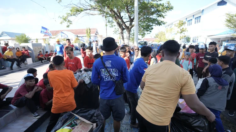 Peringati HUT ke-25, Demokrat Majene Gelar "Gerakan Langit Biru" Bersihkan Stadion