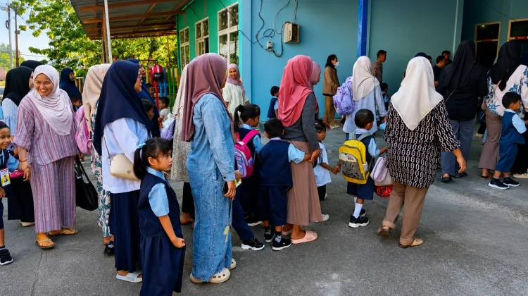 Gerakan Orang Tua Mengantar Anak, Wujud Dukungan di Hari Pertama Sekolah