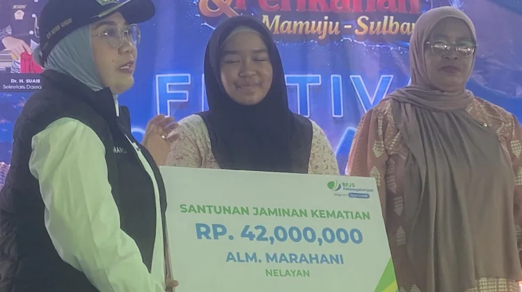 Bupati Mamuju, Sutina Salurkan Santunan Kematian BPJS Ketenagakerjaan ke Nelayan