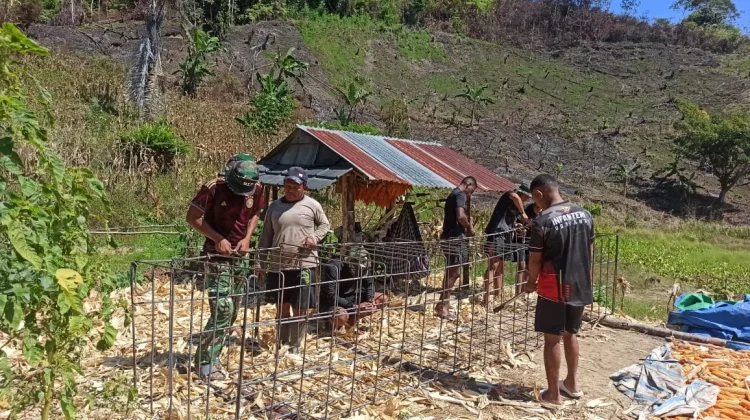 TNI Bersama Warga Rakit Pondasi Jembatan Garuda