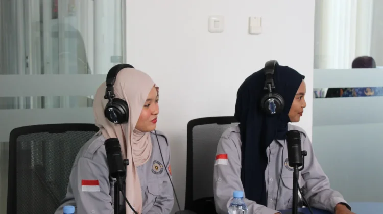 ELC Unimaju Ajak Gen Z Belajar Bahasa Inggris Melalui English Corner RRI Mamuju
