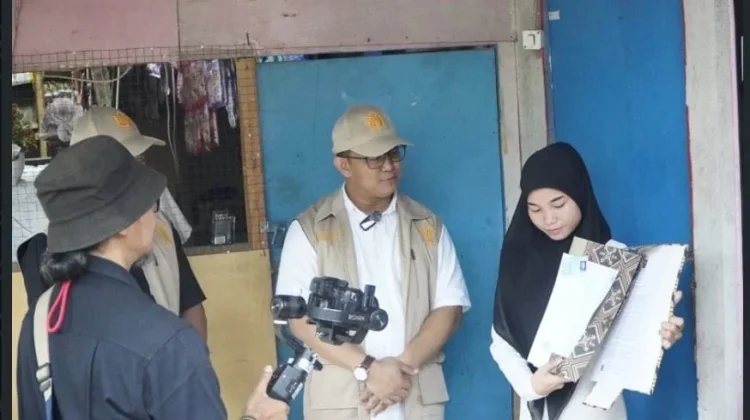 Kemenkum Serahkan SK WNI Kepada Tujuh Warga Keturunan Filipina di Bitung