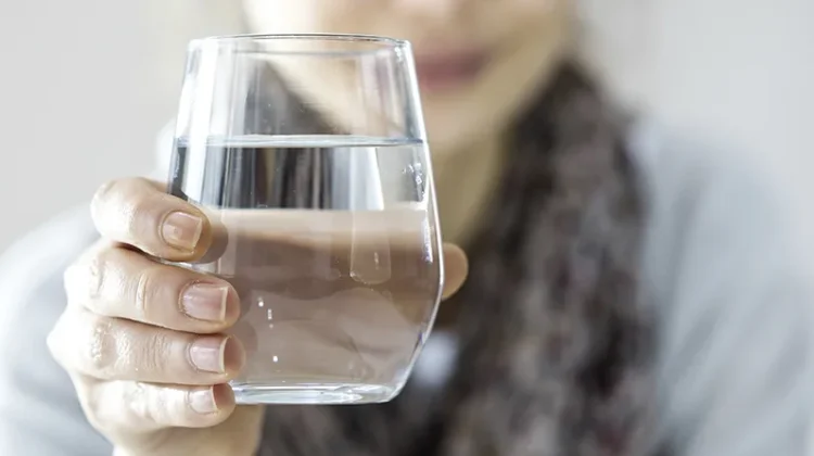 Manfaat Minum Banyak Air Putih bagi Kesehatan Tubuh