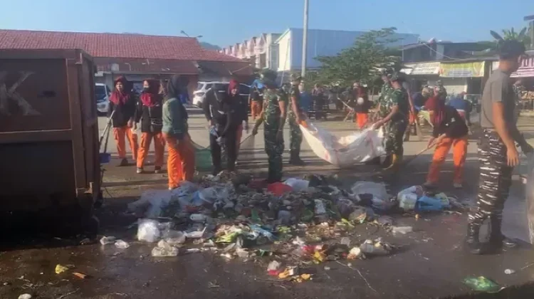 Peringati HUT ke-1 Kodam XXIII/Palaka Wira, Korem 142 Bersihkan Pasar Teradisional