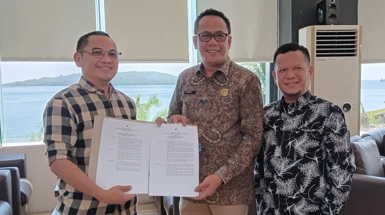Kwarda Sulbar Serahkan SK Kepengurusan Kwarcab Gerakan Pramuka Polman