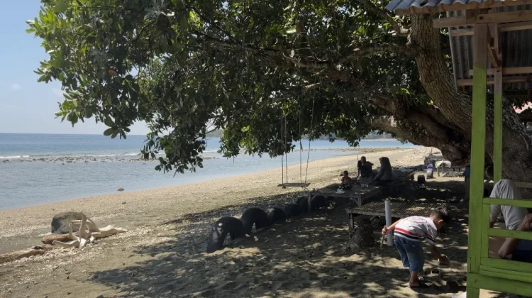 Pantai Sumare Mamuju Dinilai Perlu Fasilitas Permainan Anak