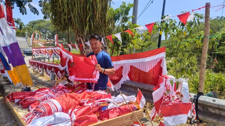 Jelang HUT RI ke-81, Penjual Umbul-Umbul Mulai Ramai di Mamuju