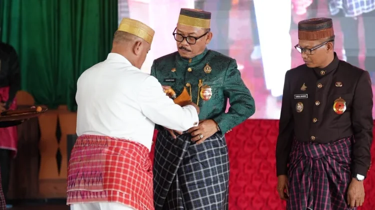 Dapat Gelar Adat, Gubernur Sulbar Janji Bangun Istana Balanipa