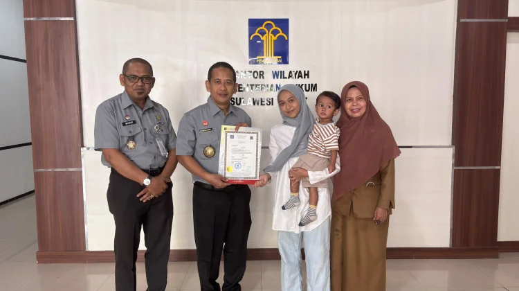 Digunakan di India, Kanwil Kemenkum Sulbar Serahkan Sertifikat Apostille