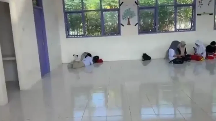 Belajar Dilantai, Pemprov Sulbar Janji Penuhi Meja Kursi SMAN 1 Bulu Taba Bertahap