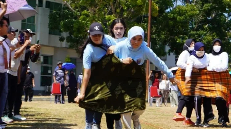 Semarak HUT ke-81 RI, Kemenkum Sulbar Ikuti Balap Sarung Antarinstansi