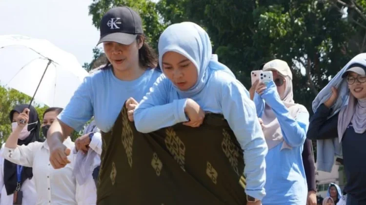 Ikut Balap Sarung HUT RI, Kemenkum Sulbar: Wariskan Nilai Budaya ke Generasi Muda