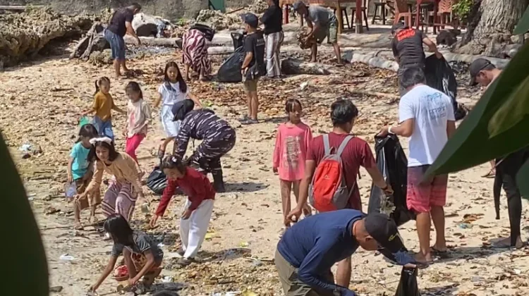 HUT RI ke 81, POSSI Sulbar Bersih-bersih Pantai dan Bawah Laut di Pulau Karangpuang