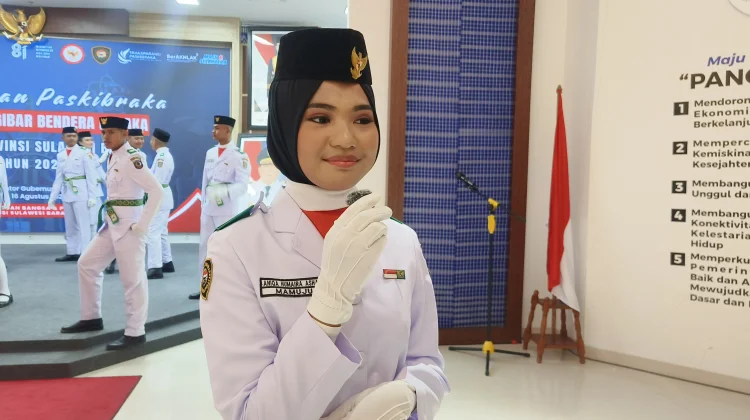 Siswi SMAN 1 Mamuju Dipercaya Jadi Pembawa Baki Upacara Kemerdekaan Sulbar