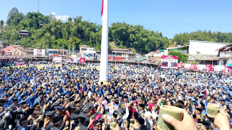 Ribuan Warga Mamasa Minum Kopi Pakai Cangkir Bambu, Pecahkan Rekor MURI