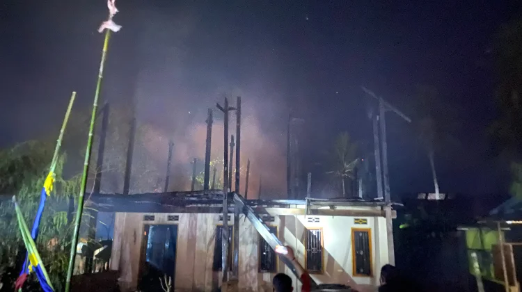 Dua Rumah Ludes Terbakar di Campalagian, Kerugian Ditaksir Rp150 Juta