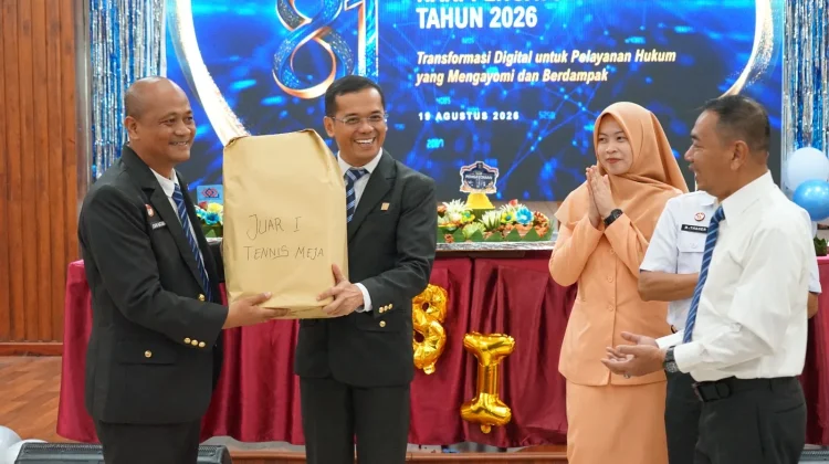 Kakanwil Kemenkum Sulbar Serahkan Hadiah Pemenang Lomba Hari Pengayoman Ke-81